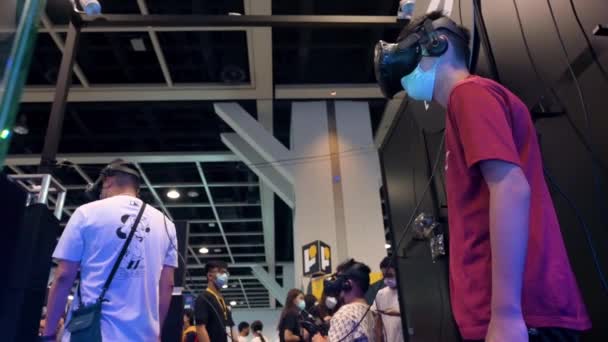 Ziyaretçiler Hong Kong Düzenlenen Anicom Oyunlar Sırasında Sanal Gerçeklik Oyunları — Stok video