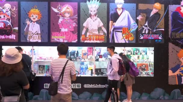 방문객들은 홍콩에서 기간에 상표가 상품을 구경한다 — 비디오