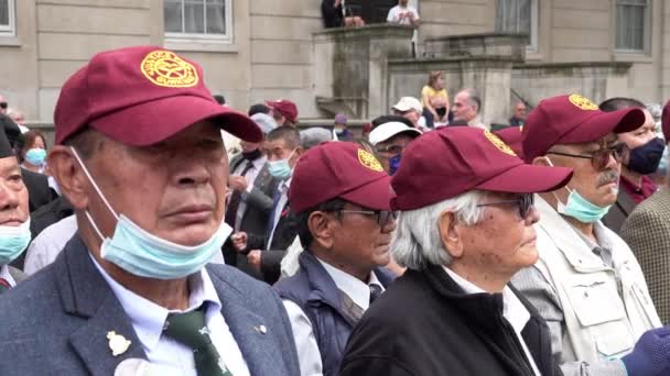 Ancianos Veteranos Británicos Ghurka Unen Vistiendo Gorras Béisbol Granate Durante — Vídeos de Stock