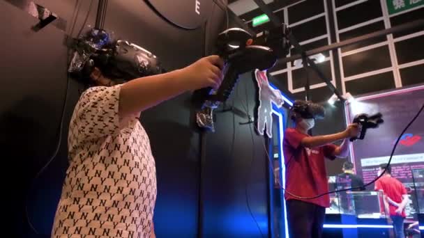Jóvenes Visitantes Juegan Juegos Realidad Virtual Durante Evento Exhibición Anicom — Vídeo de stock