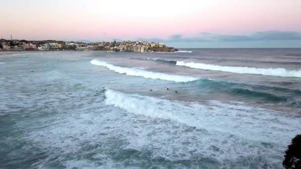 Pěnová Havárie Vln Cityscape Pozadí Během Západu Slunce Bondi Beach — Stock video