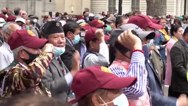 Oudere Ghurka Veteranen Kastanjebruine Baseballcaps Juichen Heffen Hun Vuisten Verzet — Stockvideo