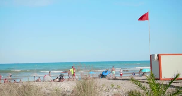 Turistas Playa España Verano Con Bandera Roja Advertencia Corrientes Marinas — Vídeos de Stock