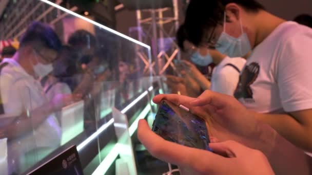 Pengunjung Bermain Video Game Smartphone Mereka Selama Acara Pameran Anicom — Stok Video