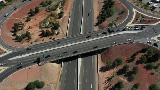 Birdseye Veduta Aerea Bridge Overpass Highway Traffic Suburbia George Utah — Video Stock