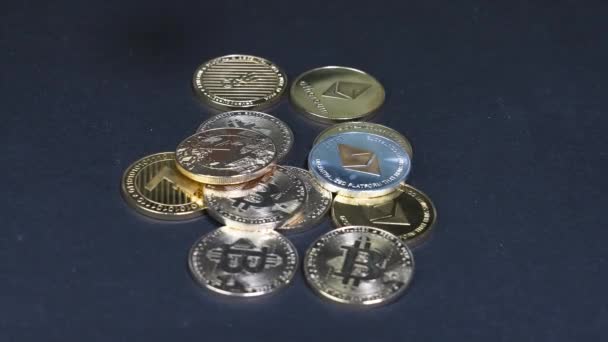 Moneda Litecoin Cayendo Otras Monedas Criptomoneda Una Superficie Azul — Vídeos de Stock