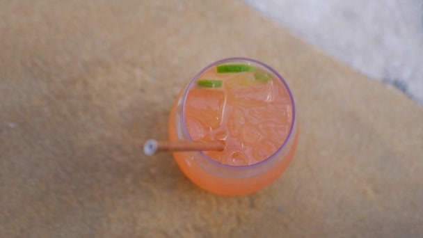 Mannens Hand Plockar Upp Ett Glas Citrusjuice Närbild Brun Bakgrund — Stockvideo