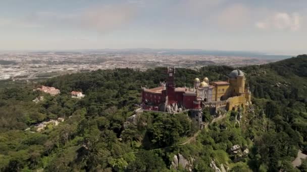 童话般的山顶城堡 五彩斑斓的佩纳宫 葡萄牙辛特拉自然公园 图景鸟瞰 — 图库视频影像