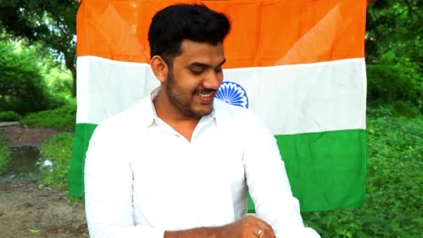 Ritratto Giovane Uomo Allegro Piedi Contro Bandiera Nazionale Dell India — Video Stock