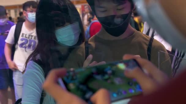 Una Pareja Juega Videojuegos Sus Teléfonos Inteligentes Durante Evento Exhibición — Vídeos de Stock