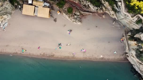 Drone Footage Dessus Une Belle Plage Regardant Directement Sur Platja — Video