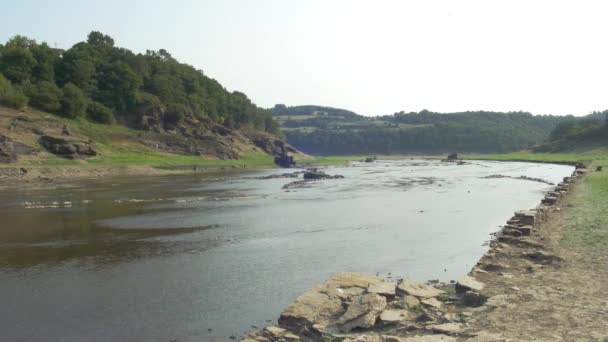 Orilla Piedra Bordeando Río — Vídeos de Stock