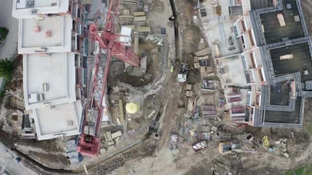 Blick Auf Rote Stahlkräne Auf Einer Wohnbaustelle — Stockvideo