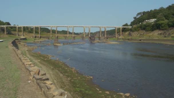 Río Con Poca Agua Cerca Puente — Vídeos de Stock