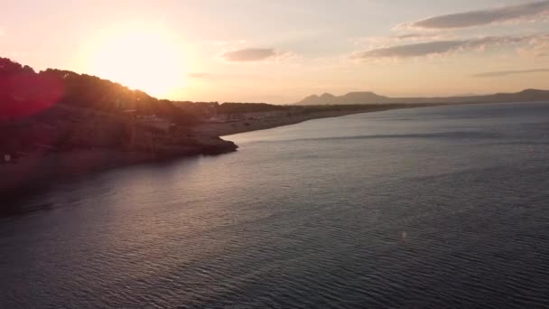 スペインの暖かいトーンでプラジャ ラックのビーチに沿って美しい夕日と4K空中ドローン映像 — ストック動画