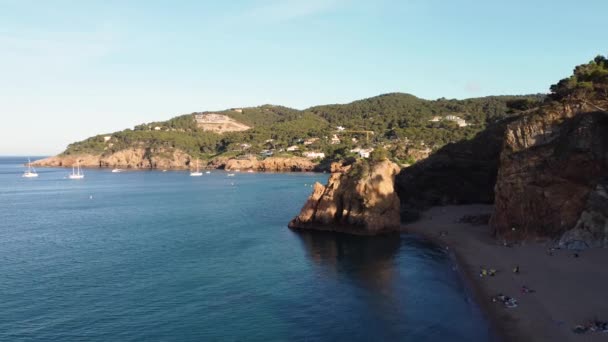 Cala Moreta Intill Platja Illa Roja Med Utsikt Över Båtar — Stockvideo