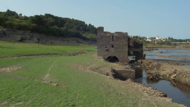 Mulino Abbandonato Vicino Fiume Asciutto — Video Stock