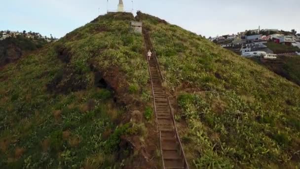 Uma Mulher Sobe Escadas Íngremes Até Estátua Cristo Rei Cristo — Vídeo de Stock