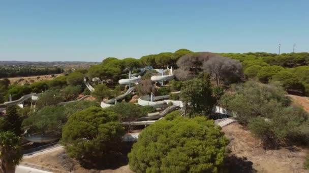 ポルトガルの緑の開花木の間に腐った放棄されたウォーターパーク上の空中飛行 — ストック動画