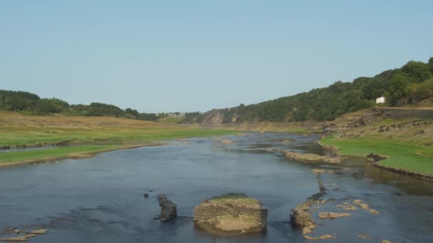 Allgemeine Aufnahme eines Flusses im Sommer