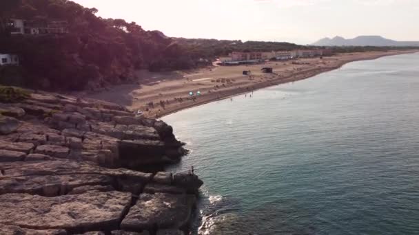 Flygdrönarfilm Längs Platja Del Racs Vackra Strand Med Varma Ton — Stockvideo