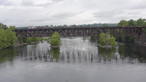 宾夕法尼亚伊斯顿州特拉华河上连接新泽西州的火车桥和北安普顿街大桥 — 图库视频影像