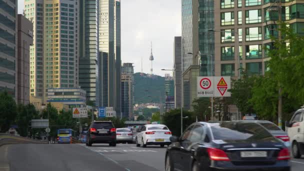 Vehículos Que Viajan Autopista Medio Del Paisaje Urbano Del Distrito — Vídeo de stock