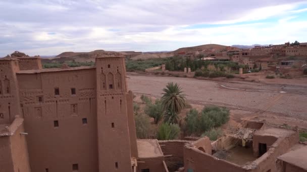 潘离开时 Ait Ben Haddou Kasbah从里面俯瞰摩洛哥绿洲 — 图库视频影像