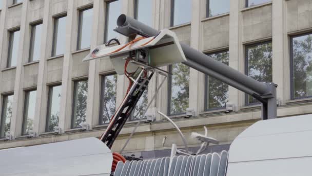 Stroomafnemer Voor Het Opladen Van Elektrische Bussen Bij Het Busstation — Stockvideo