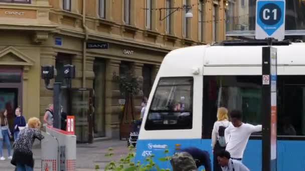 哥德堡市有轨电车经过市中心的行人 手持视线 — 图库视频影像