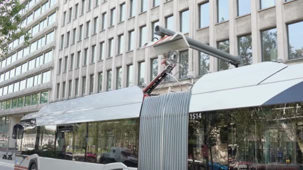 Autobús Eléctrico Que Carga Electricidad Renovable Estación Energía Pantógrafo Baja — Vídeo de stock