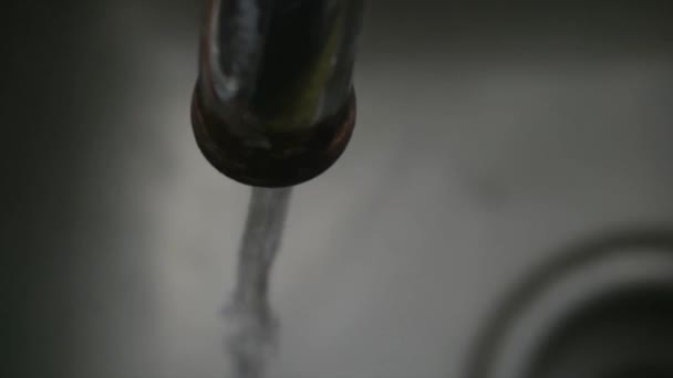 Fließend Wasser Aus Einem Alten Wasserhahn — Stockvideo