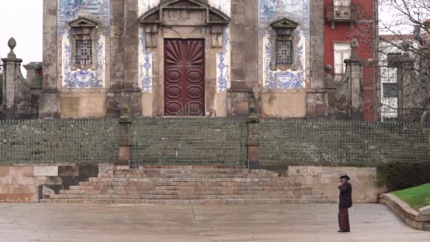Viejo Caminando Lentamente Frente Iglesia Santo Ildefonso Oporto Tiro Estático — Vídeo de stock