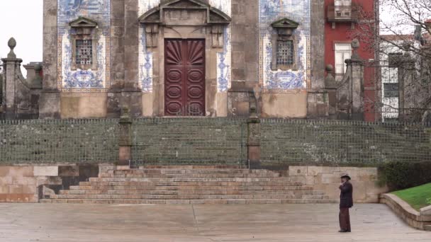 Velho Caminhando Lentamente Frente Igreja Santo Ildefonso Porto Tiro Estático — Vídeo de Stock