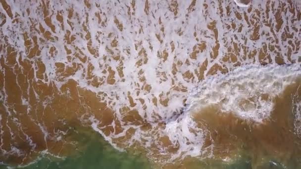 美しい熱帯のビーチの空中 空のビーチに対してクラッシュする海の波の鳥の目のビュー上から — ストック動画