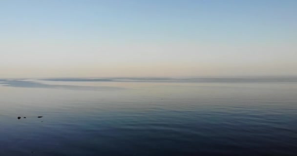 Calma Serene Tranquil English Channel Waters Pedestal Aéreo Para Baixo — Vídeo de Stock