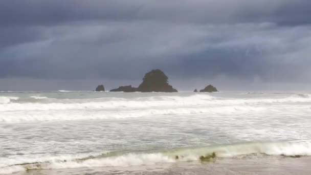 Veduta Isolotti Rocciosi Mare Tempestoso Con Tempo Coperto — Video Stock