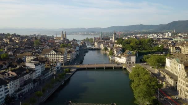 Drone Volando Sobre Río Limmat Zurich Suiza Magnífico Día Verano — Vídeo de stock