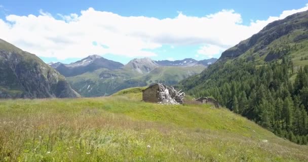 Старая Кабана Над Деревней Валь Исре Франчских Альпах — стоковое видео