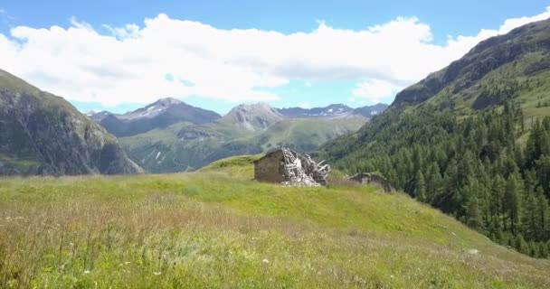 フランスアルプスのヴァル ドイル村の上の古い小屋 — ストック動画