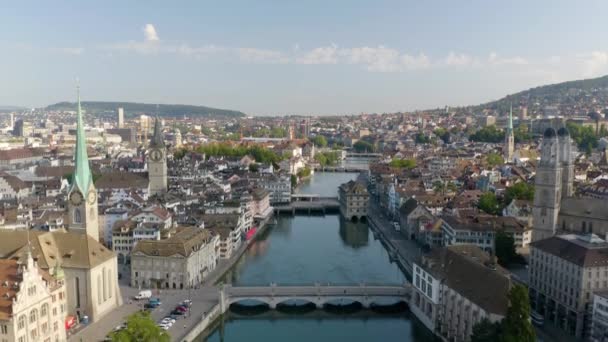 Geweldige Drone Shot Van Zürich Oude Binnenstad Van Zwitserland Zomermiddag — Stockvideo