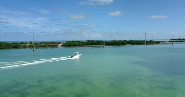 Drone Shot Boat Cruising Approaching Robbie Marina Islamorada Florida Keys — Vídeo de stock