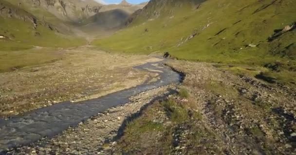 Fransız Alplerinde Bir Nehri Takip Etmek — Stok video