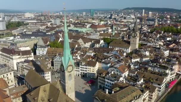 チューリッヒ第1区のフラムンスター教会と広場の上の空中ビュー 背景に聖ペテロ教会 — ストック動画