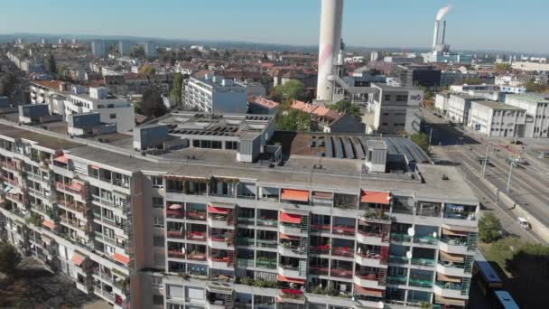 Luftaufnahme Von Wohngebiet Und Industrieturm Basel Bei Sonnigem Wetter — Stockvideo