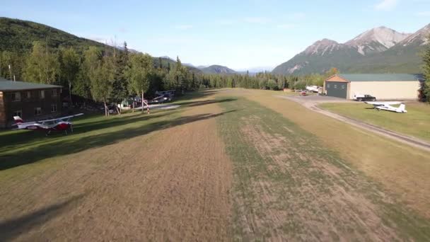 Drönarbilder Flyger Långsamt Över Privat Gräsbana Talkeetna Bergen Inspelning Från — Stockvideo