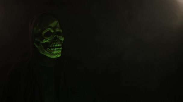 可怕的骷髅骷髅头像在一个头罩万圣节或恐怖视频 — 图库视频影像