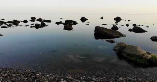Tiefflieger Über Ruhigen Ruhigen Gewässern Mit Durchdringenden Steinen Dolly Right — Stockvideo