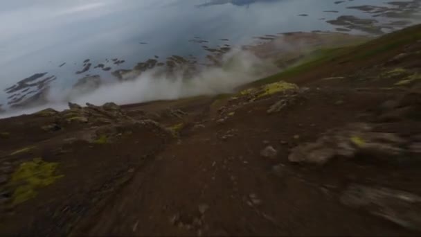 Beinahe Sturzflug Mit Einer Fpv Drohne Durch Neblige Wolken Island — Stockvideo