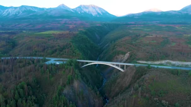 阿拉斯加州Denali国家公园附近3号公路飓风峡谷上空钢拱桥4K无人机视频 — 图库视频影像